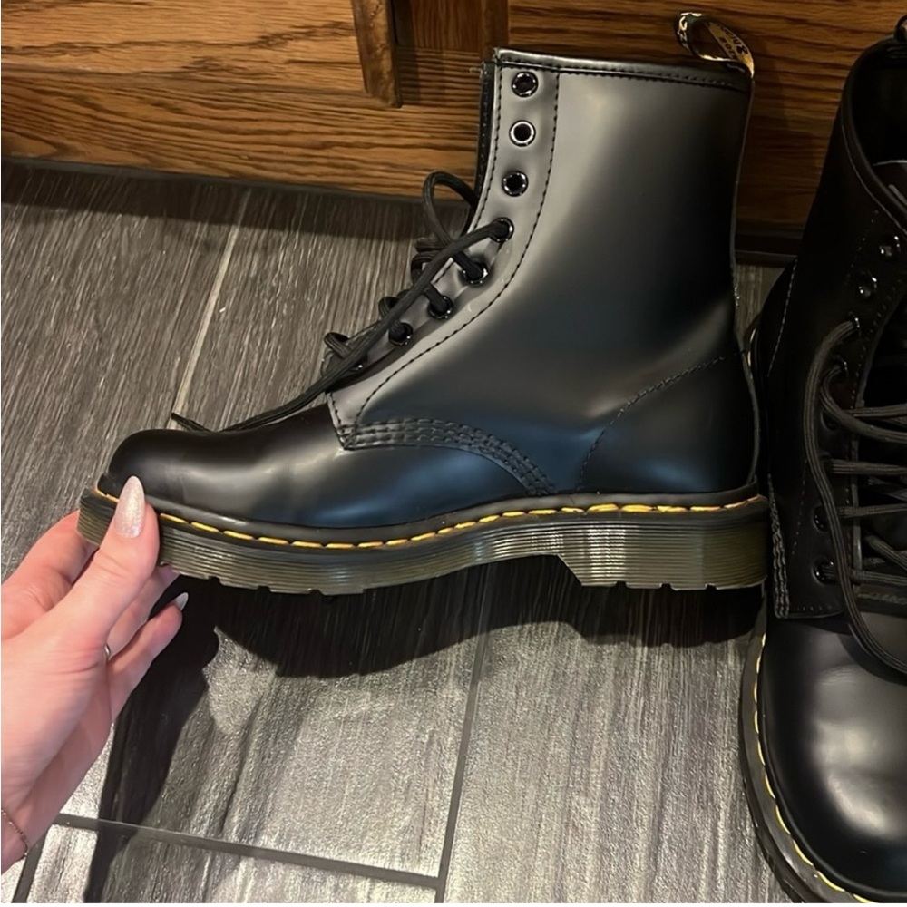 NEW Dr. Martens 1460 women’s smooth leather lace up boots